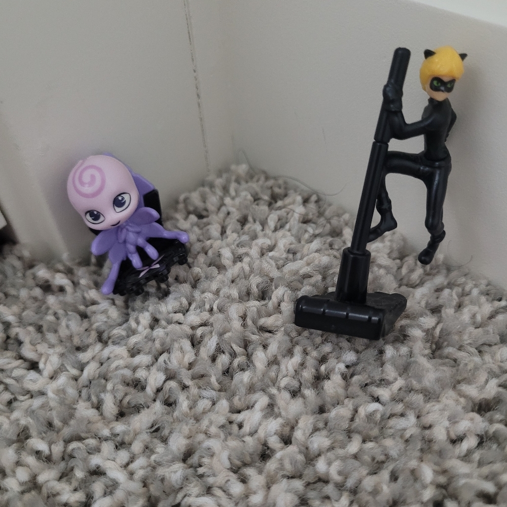 2 miraculous kinder egg characters
